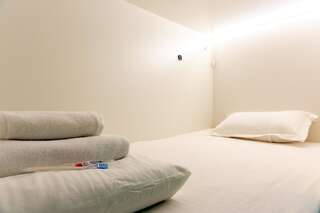 Капсульные отели 689CapsuleHotel&Coffee Алматы Односпальная кровать в общем номере для женщин-2